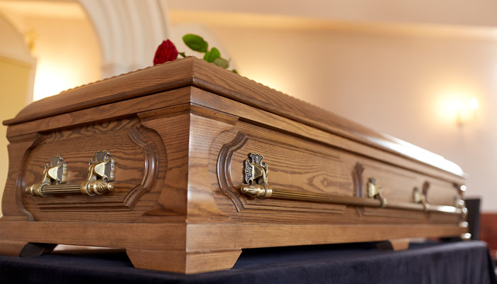摄图网_300428478_葬礼哀悼教堂里的木制棺材教堂葬礼上的棺材（企业商用）.jpg
