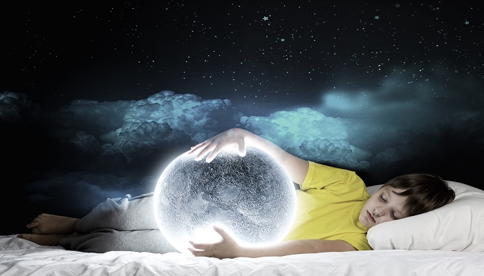 摄图网_300303243_晚上梦可爱的男孩躺床上梦见月亮（企业商用）.jpg