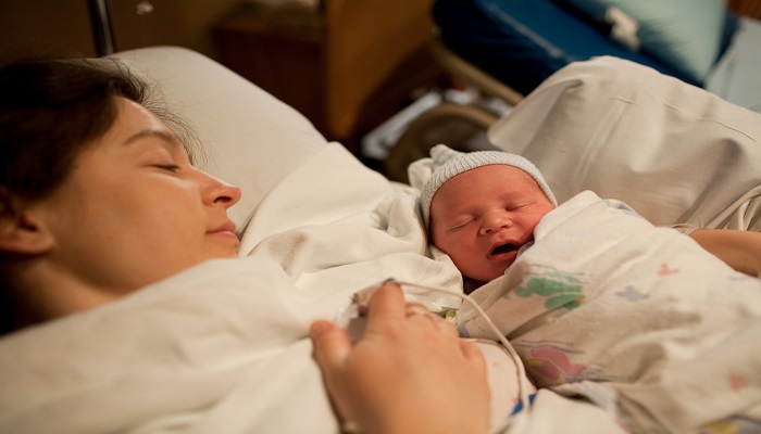 摄图网_501486302_产妇和刚出生的男婴（企业商用）.jpg