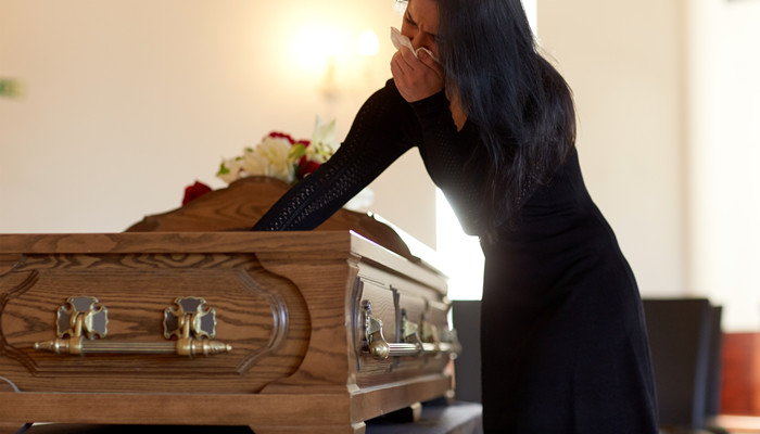 摄图网_300422896_人们哀悼的教堂的葬礼上带着棺材的哭泣的女人棺材的女人教堂的葬礼上哭（企业商用）.jpg