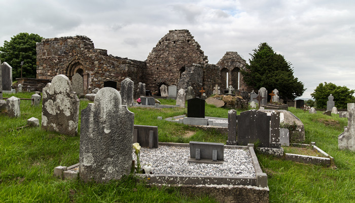 摄图网_300607558_古老的纪念碑埋葬爱尔兰凯尔特墓地墓地上的旧墓碑废墟爱尔兰旧凯尔特墓地（企业商用）.jpg
